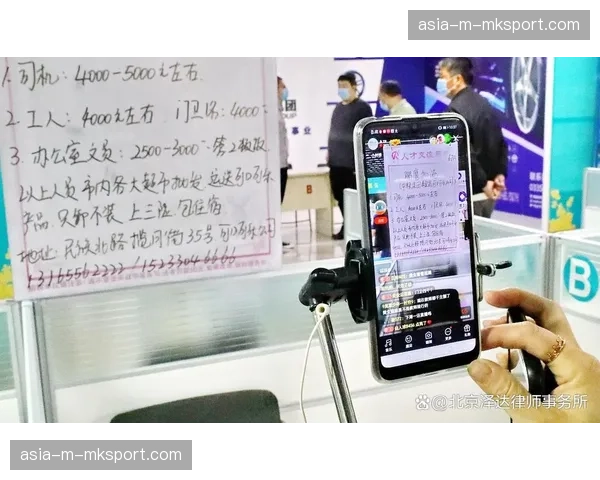 智能内容审核系统广泛应用，显著提升了海量直播流的安全管控效率。