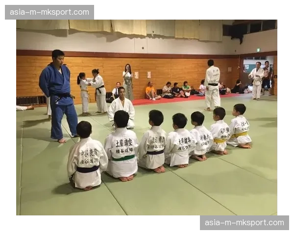 花絮:日本“柔道机器人”亮相赛场,演示标准受身与投技 花絮:日本“柔道机器人”亮相赛场,演示标准受身与投技