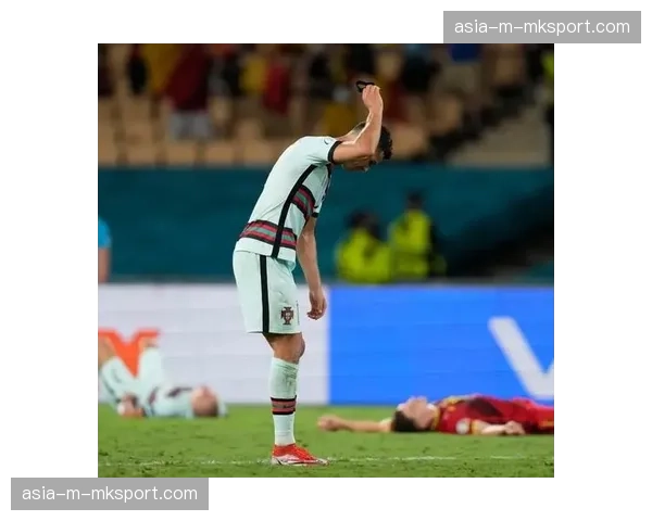 暖心一幕：两队球员赛前为日前逝世的英格兰足球名宿默哀一分钟